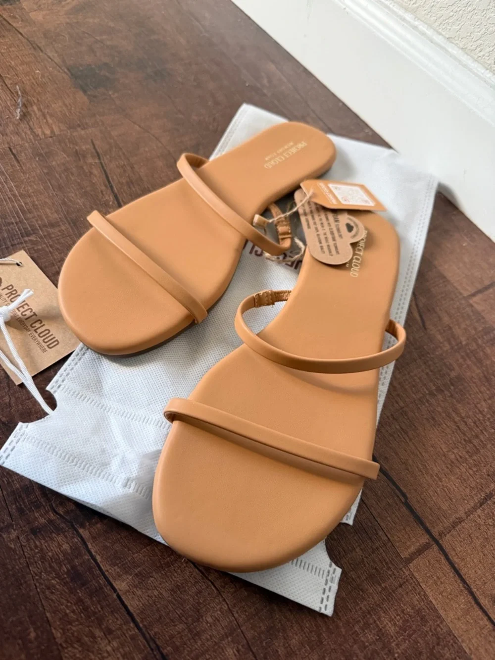 Project Cloud Women's Tan Minimal Strap Slide Sandals NWT - Picture 2 of 2